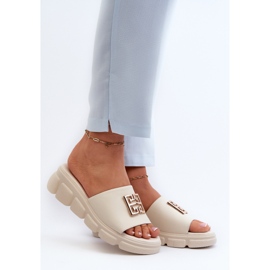 Flip-flops i läder för kvinnor med gulddekoration på kil Vinceza 41444 Beige 2