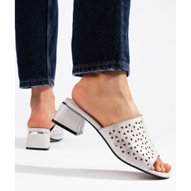 Genombrutna silverflip-flops med låg klack 1