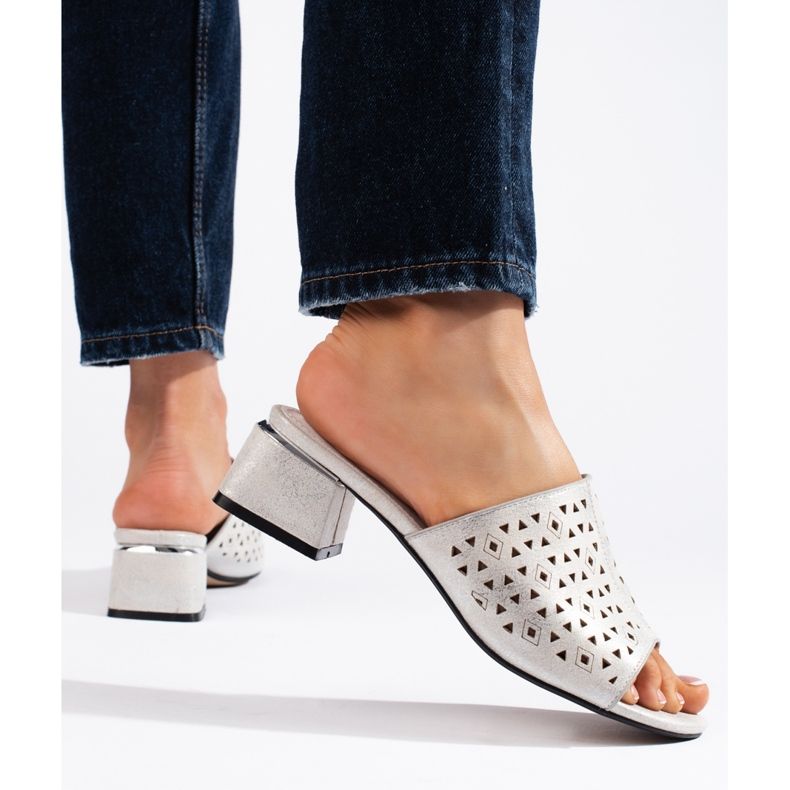 Genombrutna silverflip-flops med låg klack 1