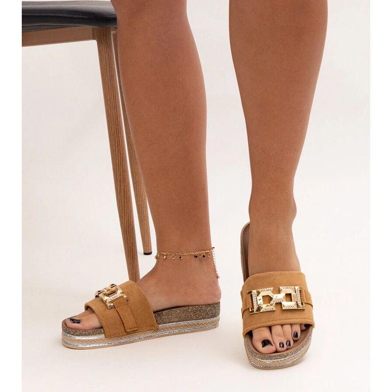 Bruna flipflops med glänsande spänne från Niamh 1