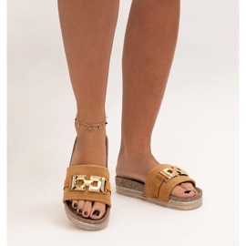 Bruna flipflops med glänsande spänne från Niamh 2