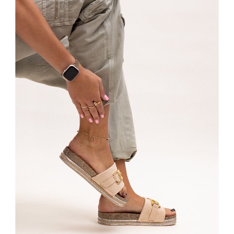 Beige flipflops med glänsande spänne från Niamh 1