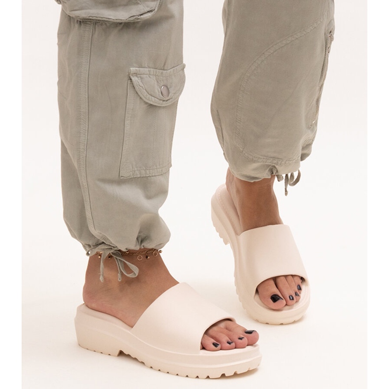 Beiga flipflops med tjock sula från Soiza beige 1