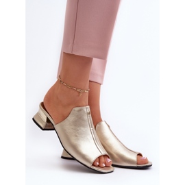 Elegant flip-flops för kvinnor gjorda av naturligt läder med låga klackar Maciejka 06360-25 guld gyllene 2