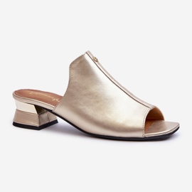 Elegant flip-flops för kvinnor gjorda av naturligt läder med låga klackar Maciejka 06360-25 guld gyllene 1
