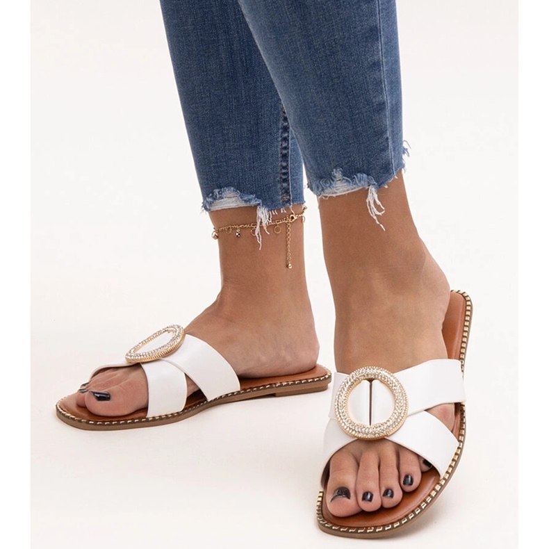 Kepsar dekorerade med ett Salimba zirkonlås vit 1