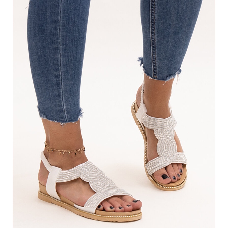 Vita sandaler dekorerade med Gairsa zirkoner 2