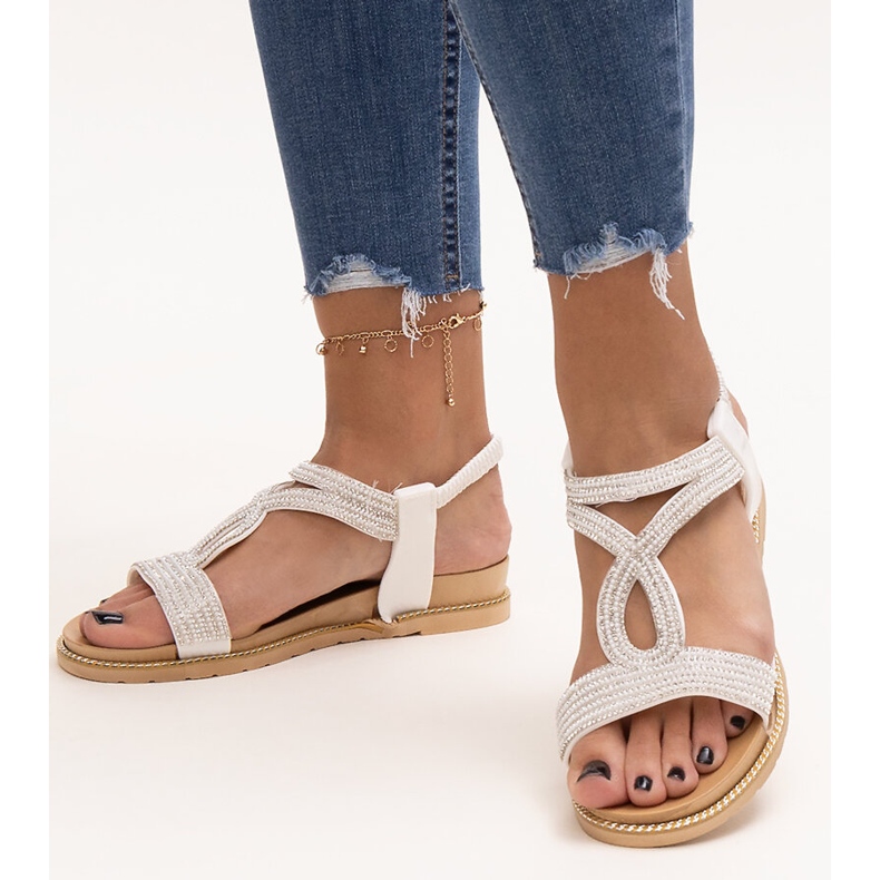 Vita sandaler dekorerade med Detila zirkoner 1