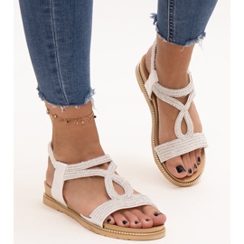 Vita sandaler dekorerade med Detila zirkoner 2