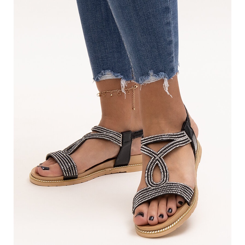 Svarta sandaler dekorerade med Detila zirkoner 1