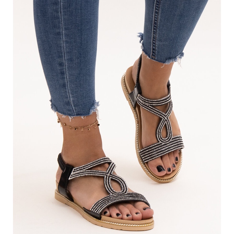 Svarta sandaler dekorerade med Detila zirkoner 2