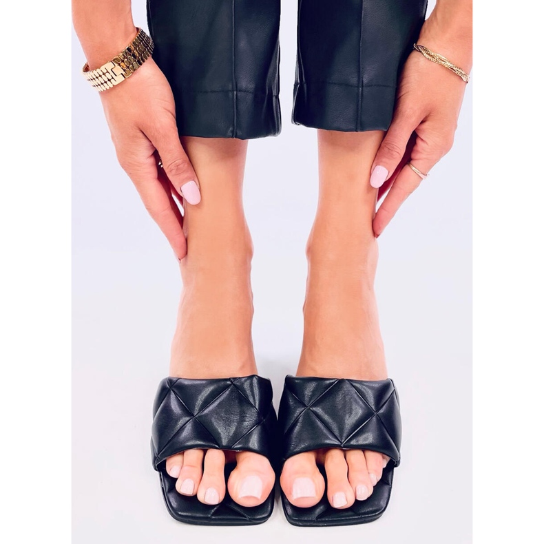 Bredklackade Helen Black tofflor svart 1