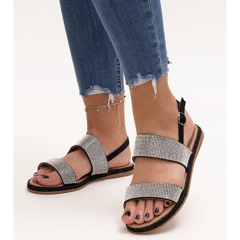 Svarta sandaler dekorerade med Carvalia zirkoner 1