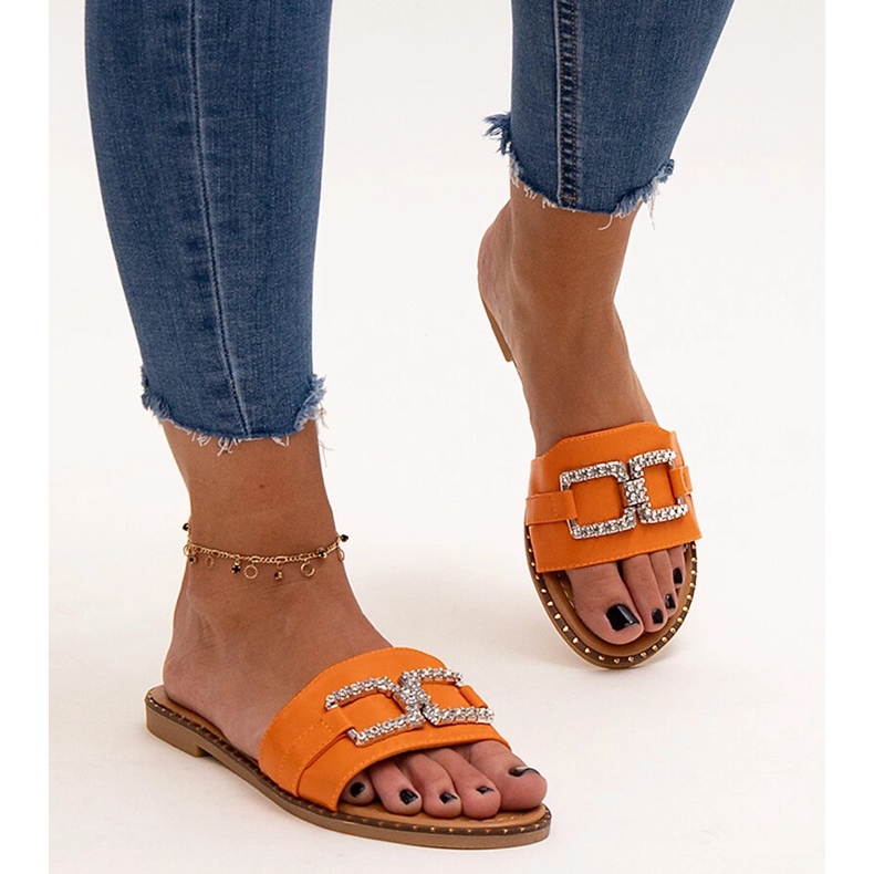 Orange flip-flops med dekorativt spänne från Rochaela 1