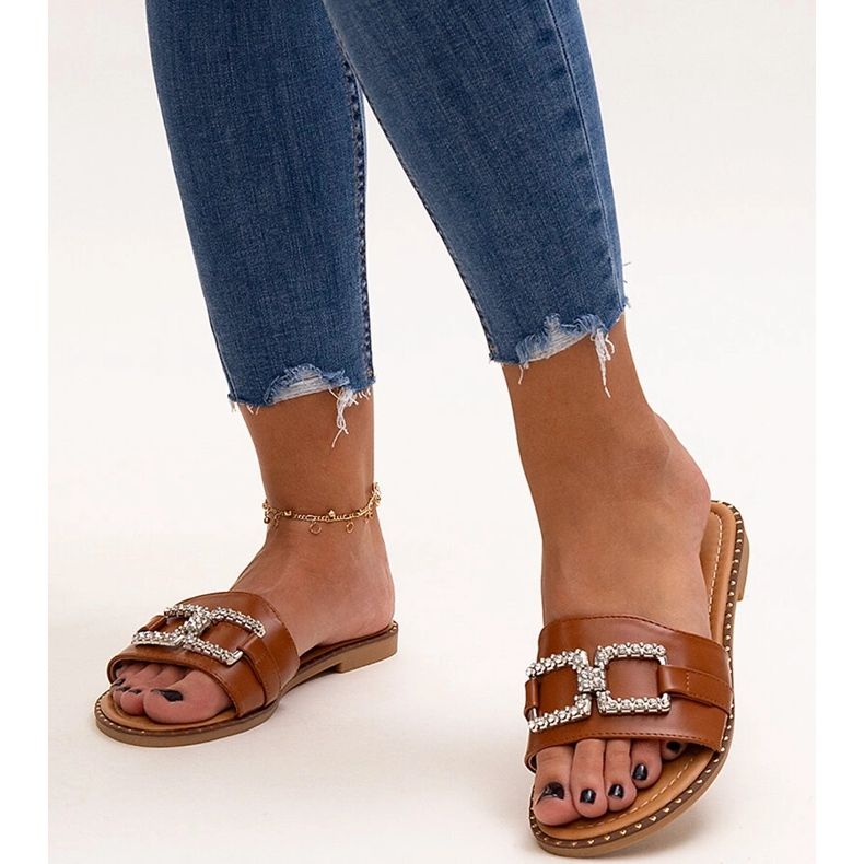 Bruna flipflops med dekorativt spänne från Rochaela 1