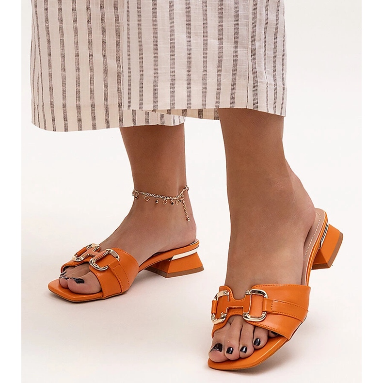 Lågklackade flip-flops med dekorativt Luara-spänne orange 1
