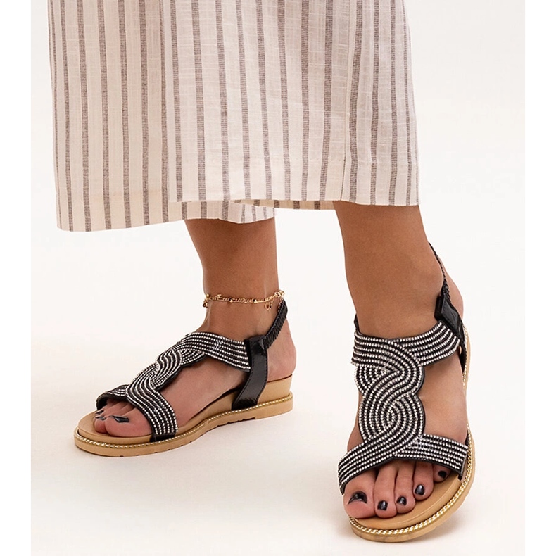 Svarta sandaler dekorerade med Gairsa zirkoner 1