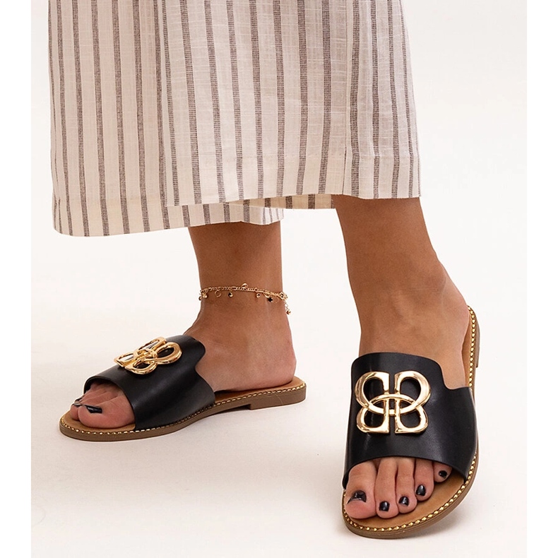 Svarta flipflops dekorerade med ett Perkin-spänne 1