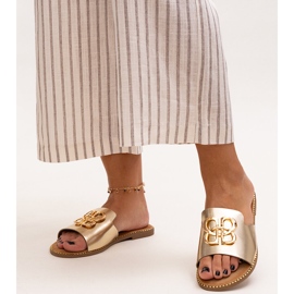 Guldflipflops dekorerade med ett Perkin-spänne gyllene 1