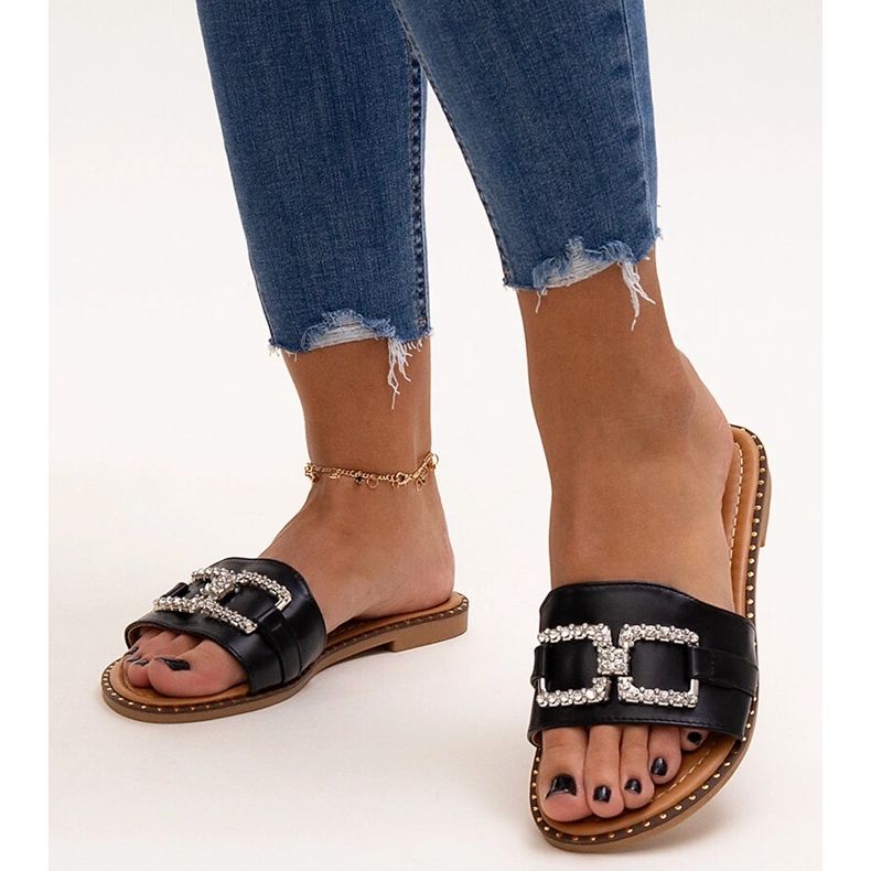 Svarta flipflops med dekorativt spänne från Rochaela 1