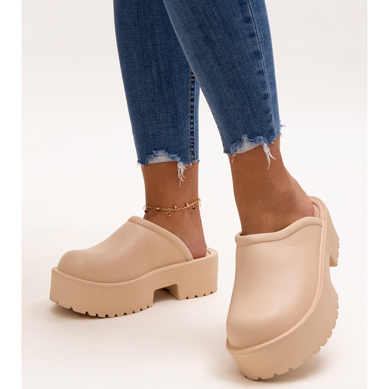 Beiga flipflops med massiv Huss-sula beige 1