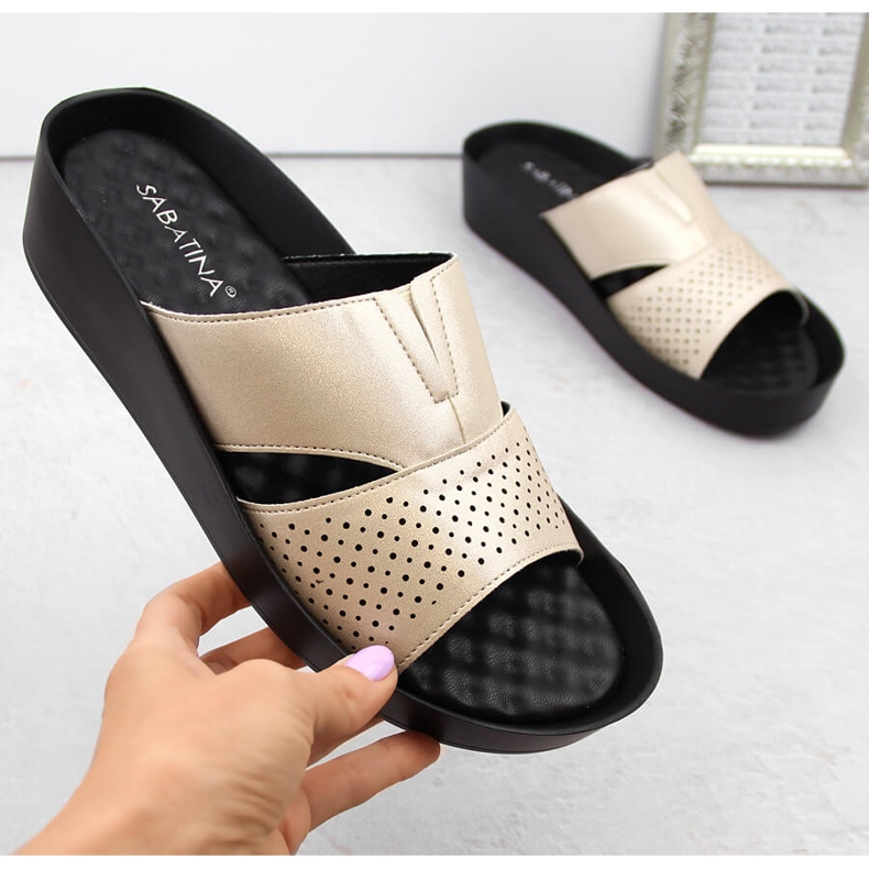 Beige glänsande flip-flops för kvinnor med resårband Sabatina 2318-4 1