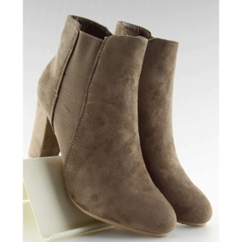 Stövlar isolerade på klackar beige khaki 1