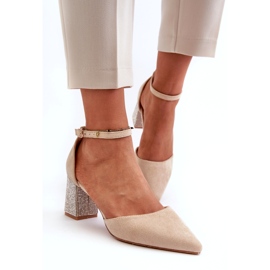 Beige pumps av ekomocka på en dekorerad klack 2