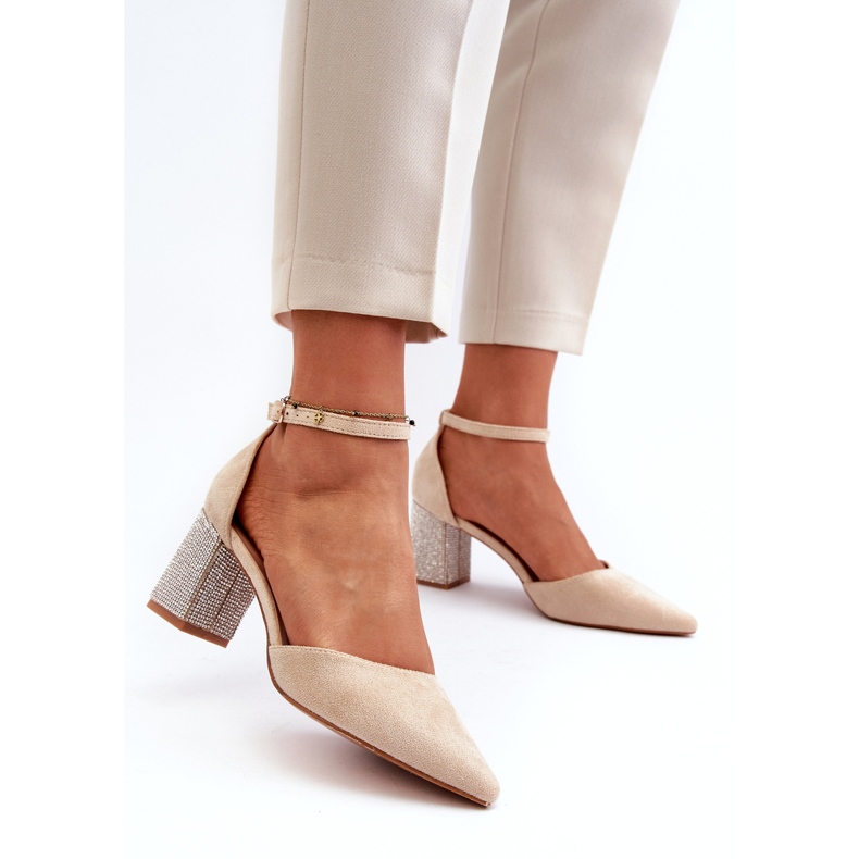 Beige pumps av ekomocka på en dekorerad klack 1