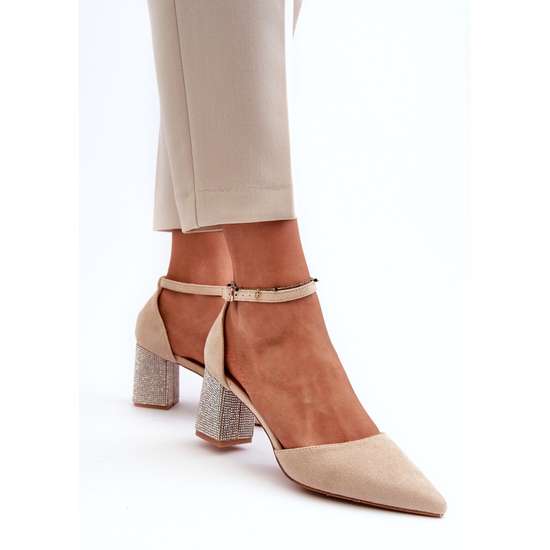 Beige pumps av ekomocka på en dekorerad klack 3