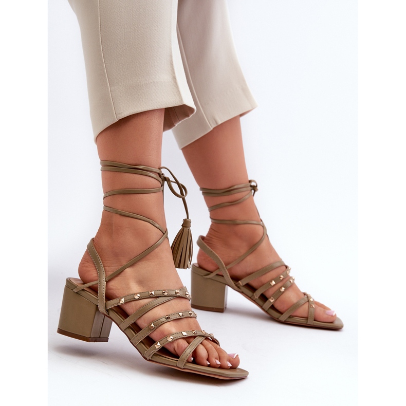 Knytna sandaler med låg klack dekorerade med nitar, grön Chrisele 1