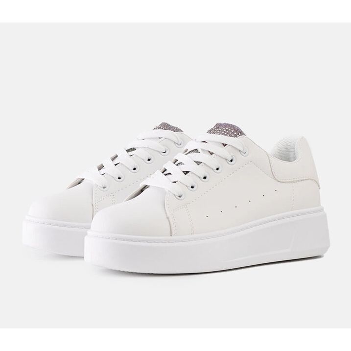 Vita sneakers med iögonfallande Asmait-dekoration 2