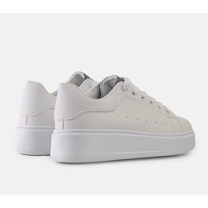 Vita sneakers med iögonfallande Asmait-dekoration 1