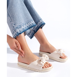 Beige tofflor med rosett 1