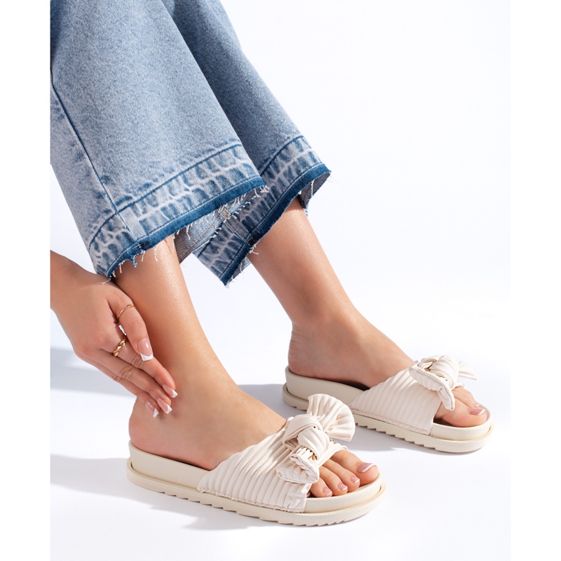 Beige tofflor med rosett 1