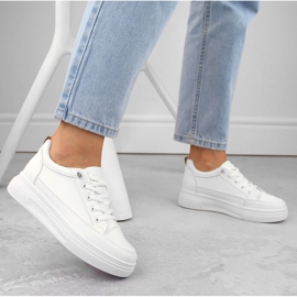 Vita slip-on sportskor för kvinnor Vinceza 13613 2