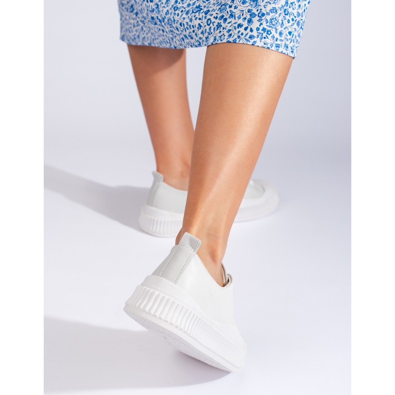 Gråa damsneakers gjorda av ekologiskt läder 1