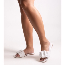 Vita tofflor med Ganema-spänne 1