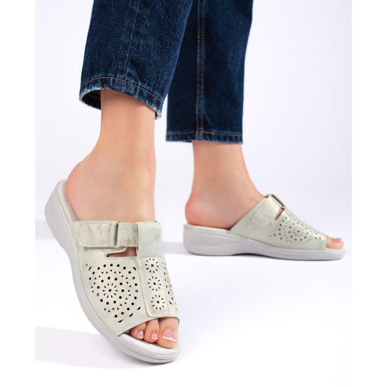 Genombrutna flip-flops för kvinnor med en bekväm kil grå 2