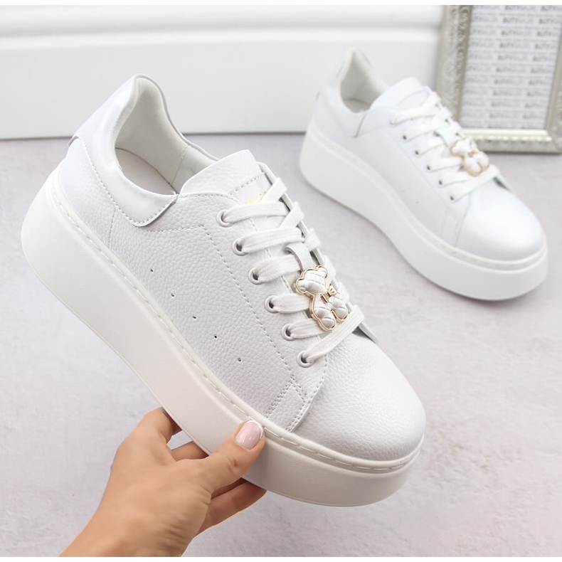 Skinnskor för kvinnor på en plattform med en nalle, vit Vinceza 66641 1