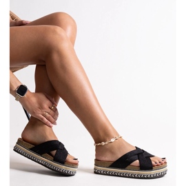 Svarta flipflops med dekorativ Demet-sula 1