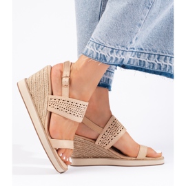 Beige damsandaler med kil 1