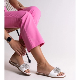 Vita flipflops med en Vendula zirkonblomma 1