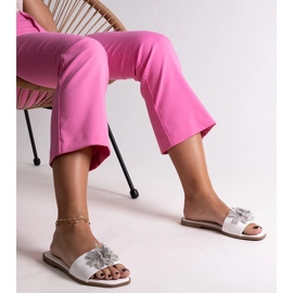 Vita flipflops med en Vendula zirkonblomma 3