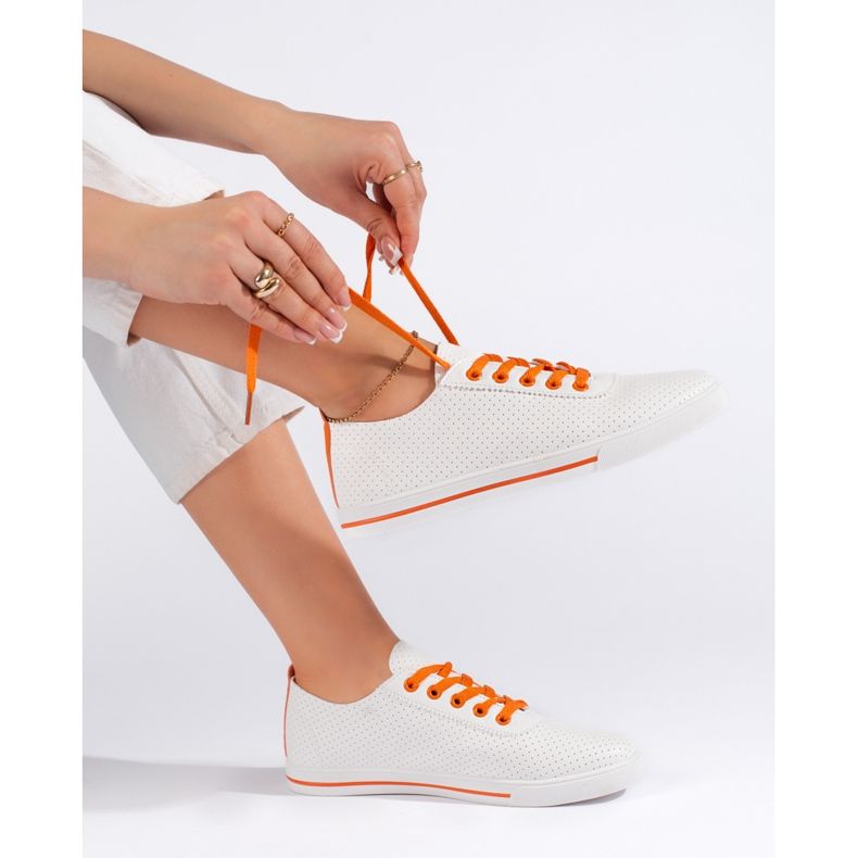 Vita damsneakers med orange snörning 1