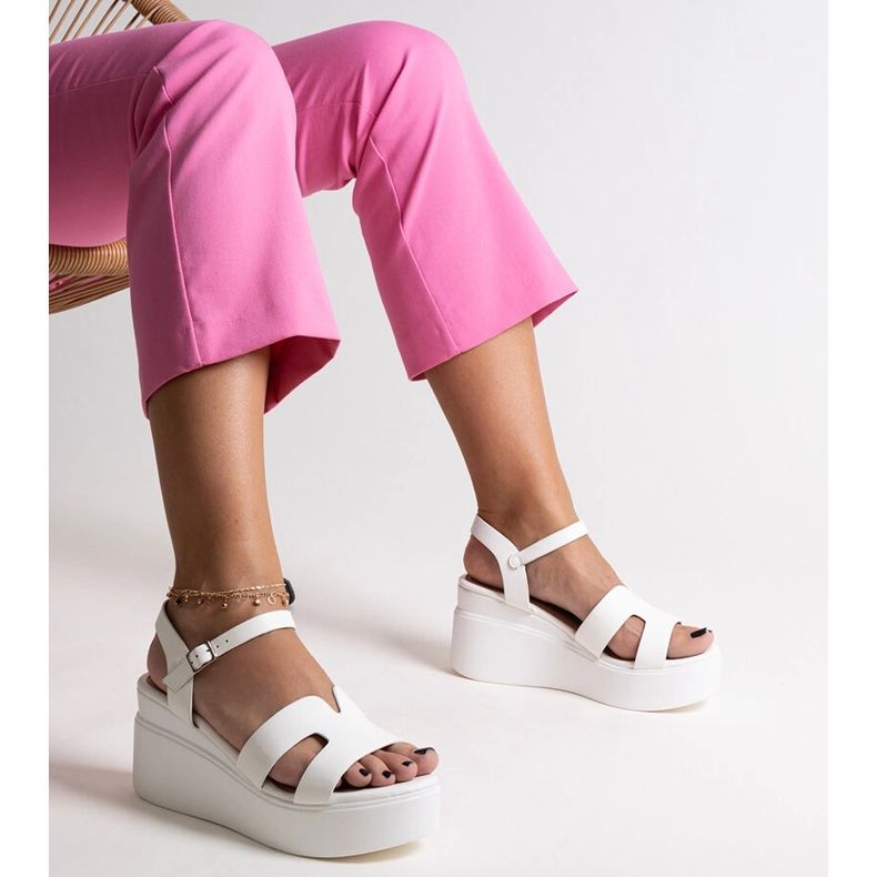 Reema vita sandaler med kil 1