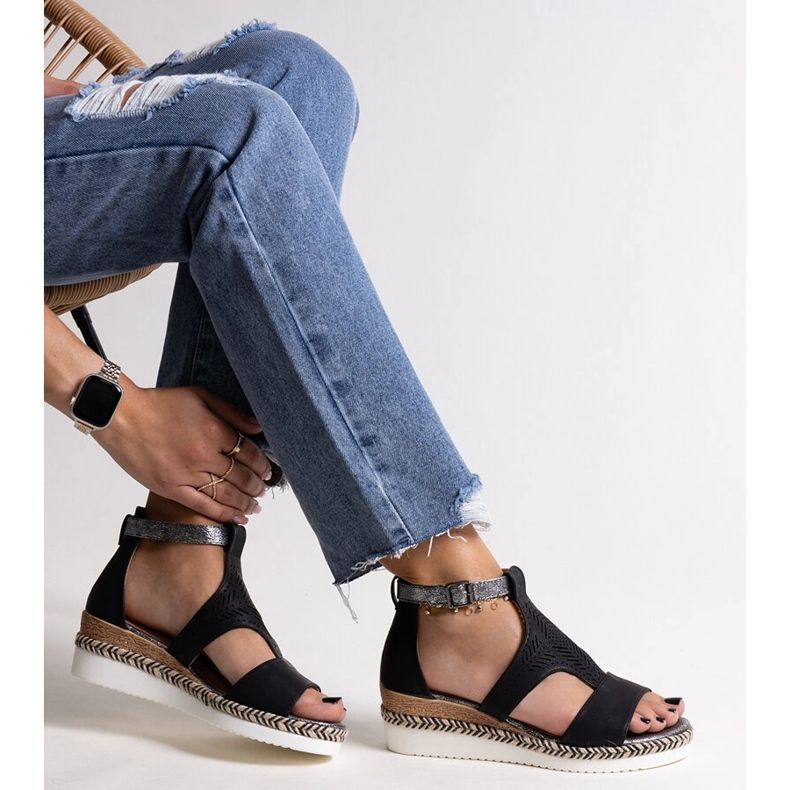 Tiuma svarta sandaler med låg kil 1