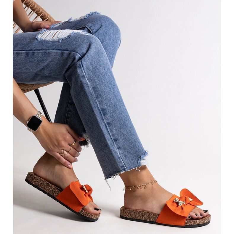 Orange flip-flops med rosett och en Segan-nalle 1
