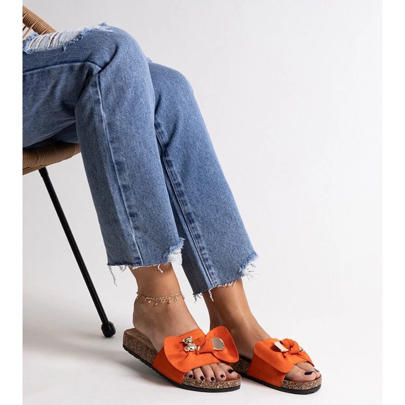 Orange flip-flops med rosett och en Segan-nalle 2