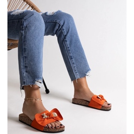 Orange flip-flops med rosett och en Segan-nalle 3